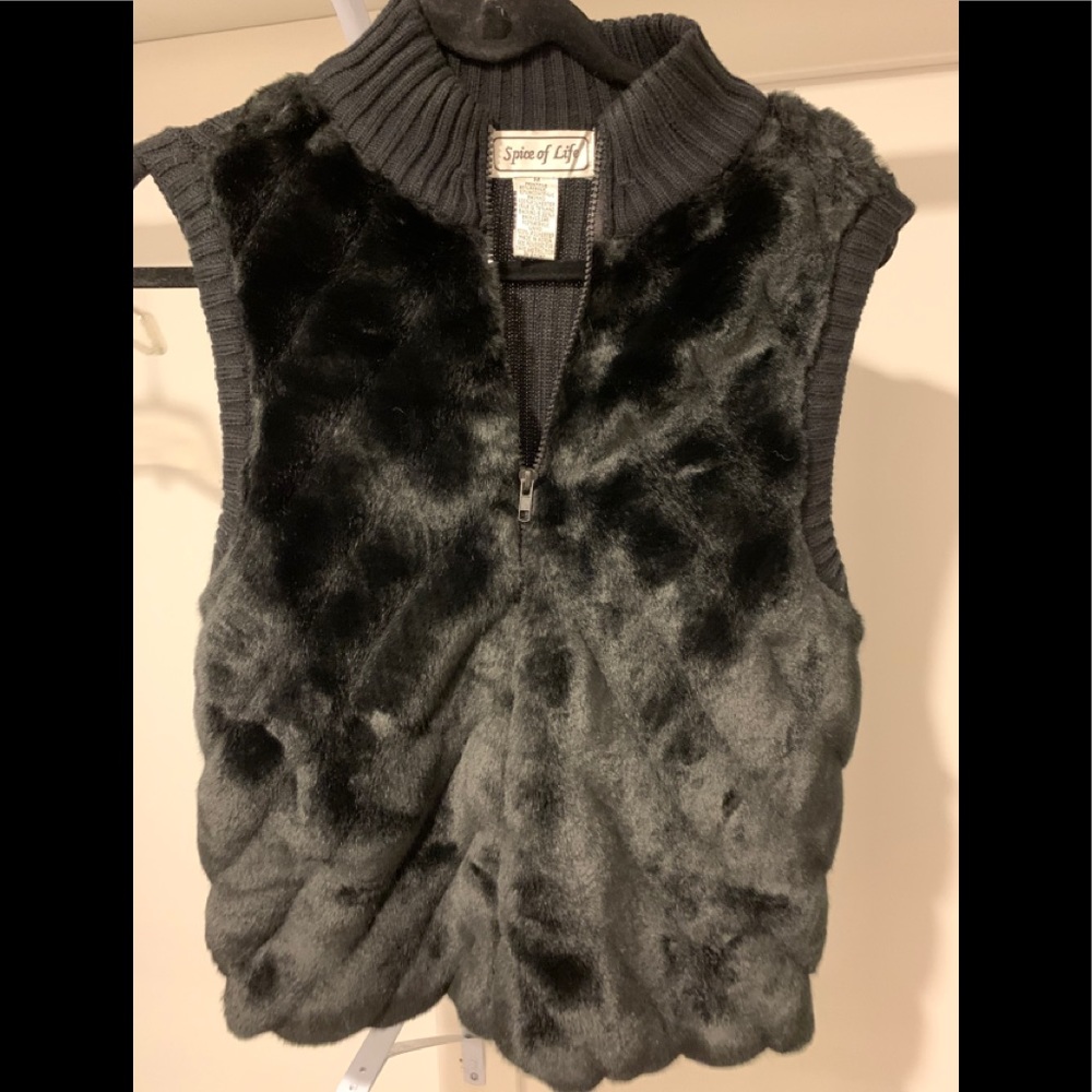 Faux fur front black zipper vest by Spice of life.